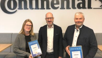 Copyright: Continental Reifen Austria / BU: Priscilla Steurer, Leitung Marketing – Subregion Alps AT/CH bei Continental (links), und Kurt Bergmüller, Geschäftsführer Continental Reifen Austria (rechts), nahmen den Business Superbrands Austria Award 2024/2025 von András Wiszkidenszky, Regional Director Superbrands Austria (Mitte), in den Räumlichkeiten von Continental in Empfang.