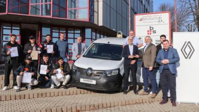Copyright: Werbe! Know-How / BU: Schlüsselübergabe an ausgezeichnete und diplomierte Schüler der Siegfried Marcus Berufsschule. Oliver Volk, Zeljko Perisic und Alfred Czaker (Pädagogen), Gregor Förster (Renault Österreich), Ernst Bauer (Direktor), Dzemal Pedic (Siegfried Marcus Berufsschule) (v.l.).