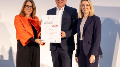 Copyright: Harald Schlossko / BU: Martina Emhofer (Garanta Personalverantwortliche), Stefan Traunmüller (Garanta Geschäftsführung), Bernadett Humer (Sektionschefin für Familie und Jugend im Bundeskanzleramt) (v.l.).