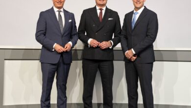 Copyright: Mewa / BU: Seit Februar verstärkt Björn Scheel (rechts) als COO das Führungsgremium der Mewa-Unternehmensgruppe neben Bernhard Niklewitz (CEO / CFO, Mitte) und Michael Kümpfel (CCO, links).