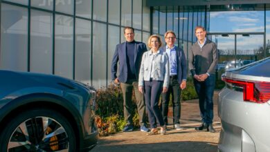 Copyright: Auto Stahl / BU: Ferdinand Schelberger (Geschäftsführer Polestar Österreich), Isabella und Gernot Keusch (Eigentümer Auto Stahl), Lukas Steiner (Head of Operations Polestar Österreich) (v.l.)