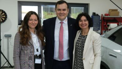 Copyright: Peter Seipel / BU: Das Carglass Führungsteam bei der Eröffnung der neuesten Filiale in Parndorf: Viktoria Benda (Head of Operations), Dusan Kalinic (Head of Sales and Expansion), Galina Herzig (Geschäftsführerin Carglass Österreich) (v.l.)