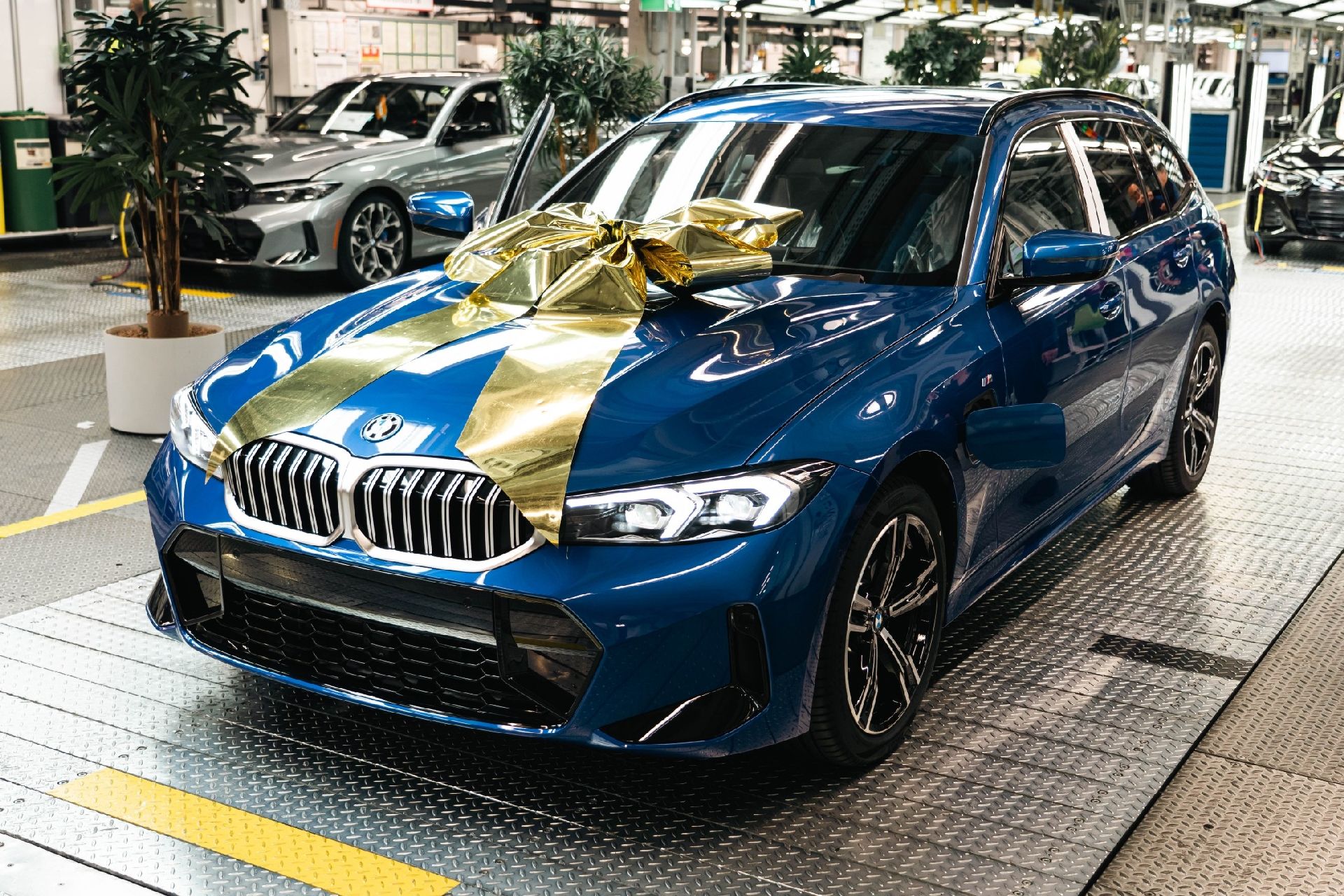Copyright: BMW Group / BU: Der Jubiläums-BMW 330e ist ein Plug-in-Hybrid und für den britischen Markt bestimmt.