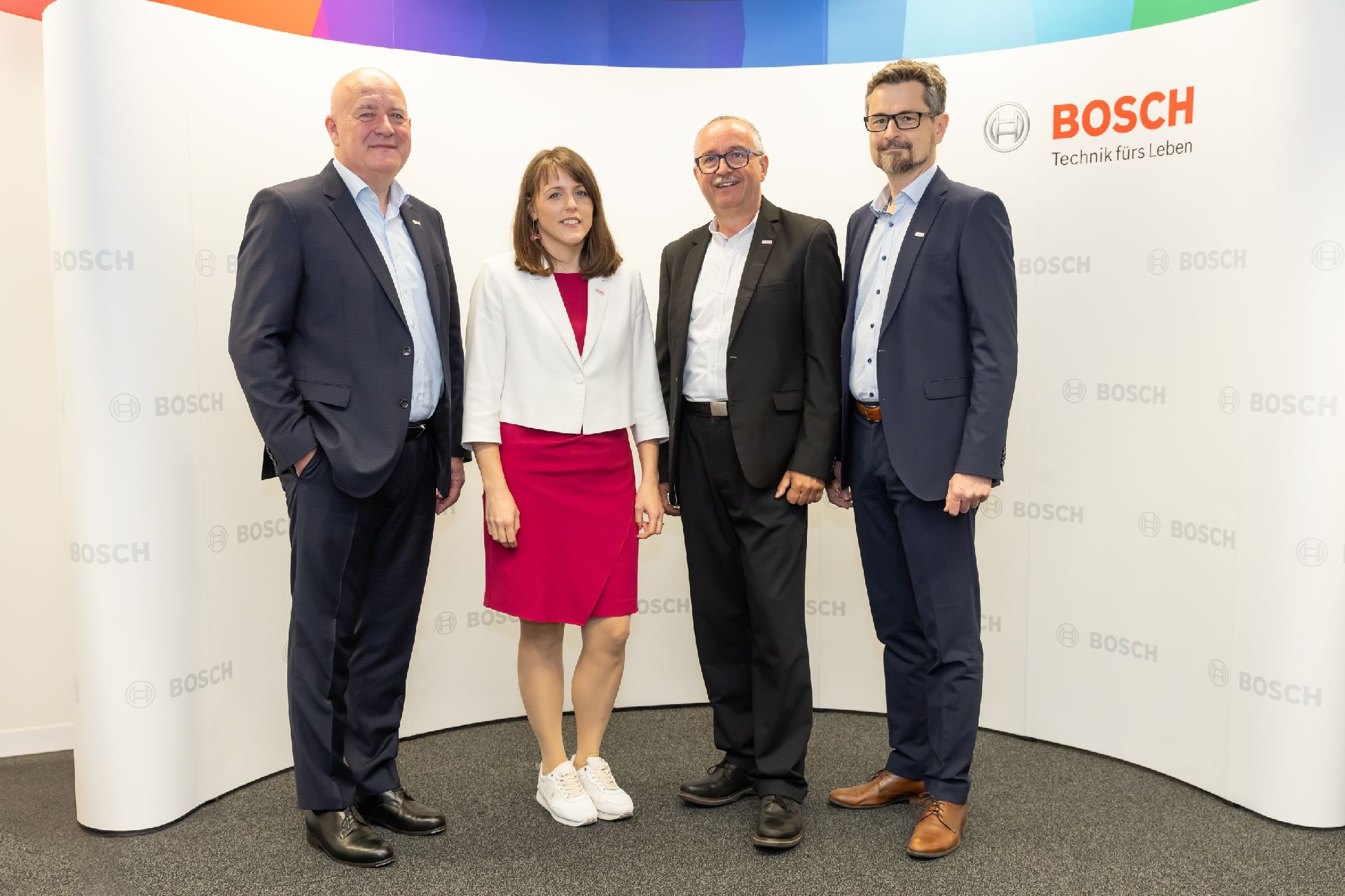 Copyright: Bosch/APA Fotoservice/Juhasz / BU: Helmut Weinwurm (Bosch Österreich-Chef), Agnes Mazzei (Leiterin Unternehmenskommunikation Bosch Österreich), Peter Kalt (Engineering-Abteilungsleiter Bosch Österreich), Peter Schröckelsberger (Personalleiter Bosch Österreich) (v.l.)