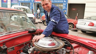 Copyright: Peter Seipel / BU: Für Georg Ringseis sind Oldtimer-Reparaturen ein wichtiges Standbein seiner freien Kfz-Werkstatt.