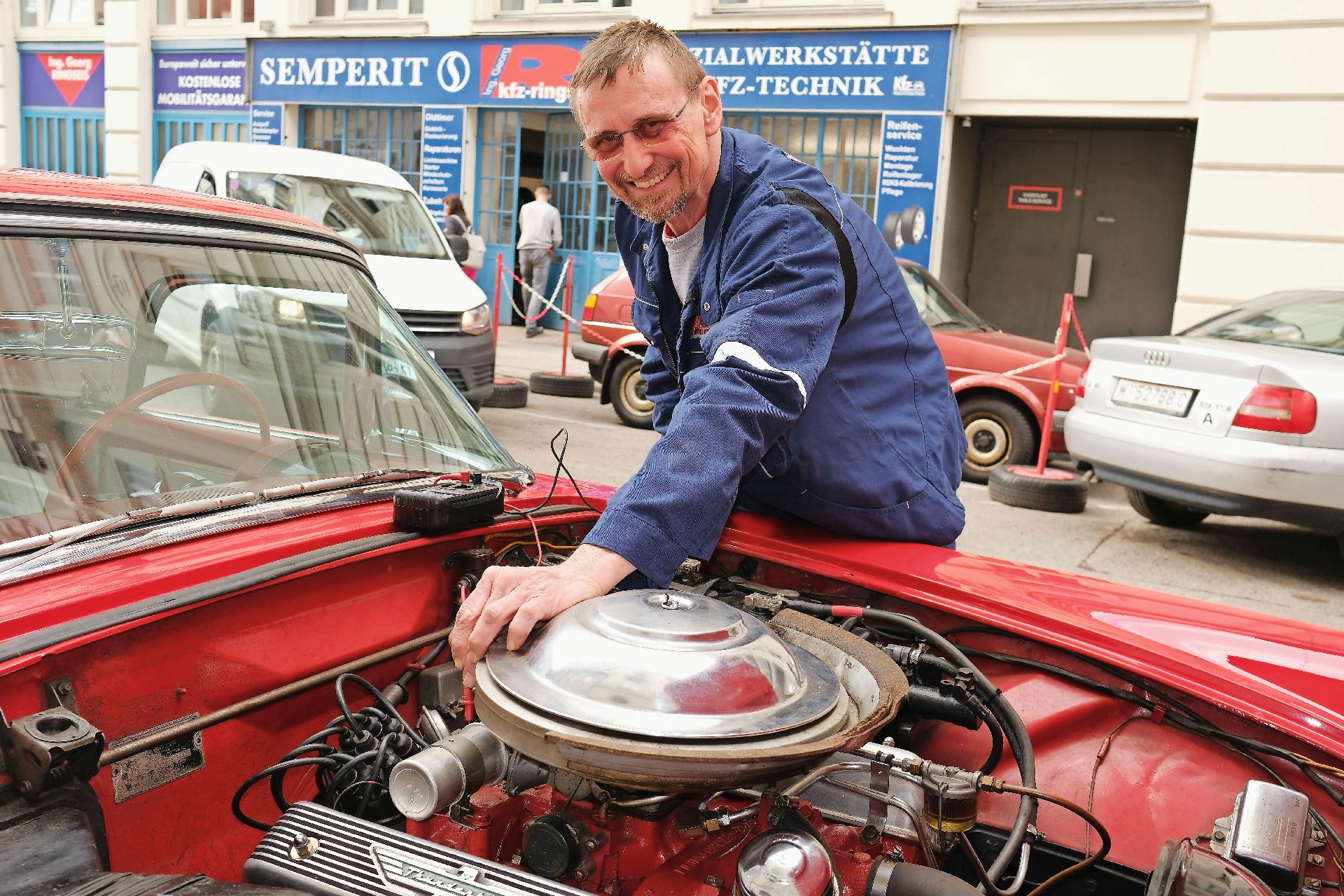 Copyright: Peter Seipel / BU: Für Georg Ringseis sind Oldtimer-Reparaturen ein wichtiges Standbein seiner freien Kfz-Werkstatt.