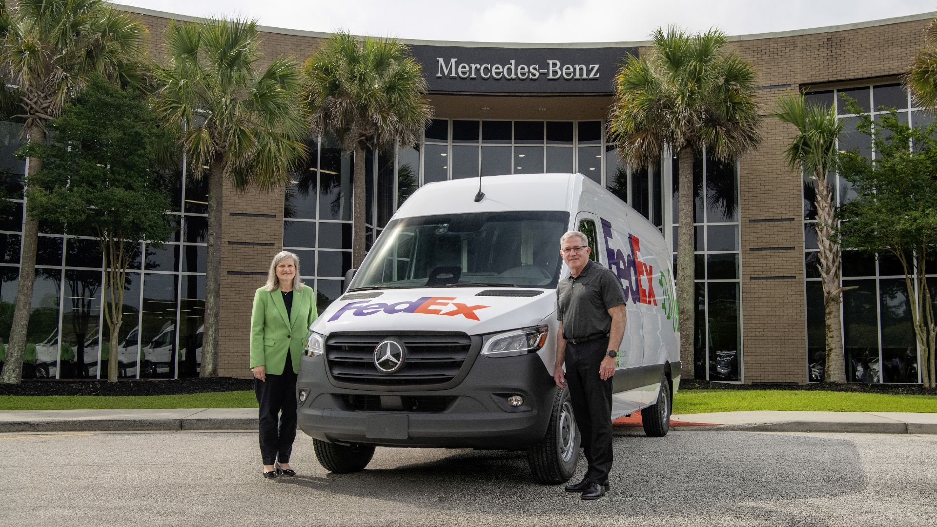 Copyright: Mercedes-Benz / BU: Heike Scheuble (Managing Director Mercedes-Benz Vans USA) übergibt das fünfmillionste Fahrzeug, einen vollelektrischen eSprinter, an Pat Donlon (Vice President Global Vehicles FedEx).