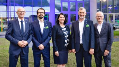 Copyright: hollu / BU: Im Beisein von Tiroler IV-Präsident Max Kloger (re.) und Landeshauptmann Anton Mattle (li.) wurde die neue hollu Produktion von Inhaber Werner Holluschek (2.v.l.), Präsidentin WK Tirol Barbara Thaler (Mitte) und Geschäftsführer Simon Meinschad (2.v.r.) eröffnet.