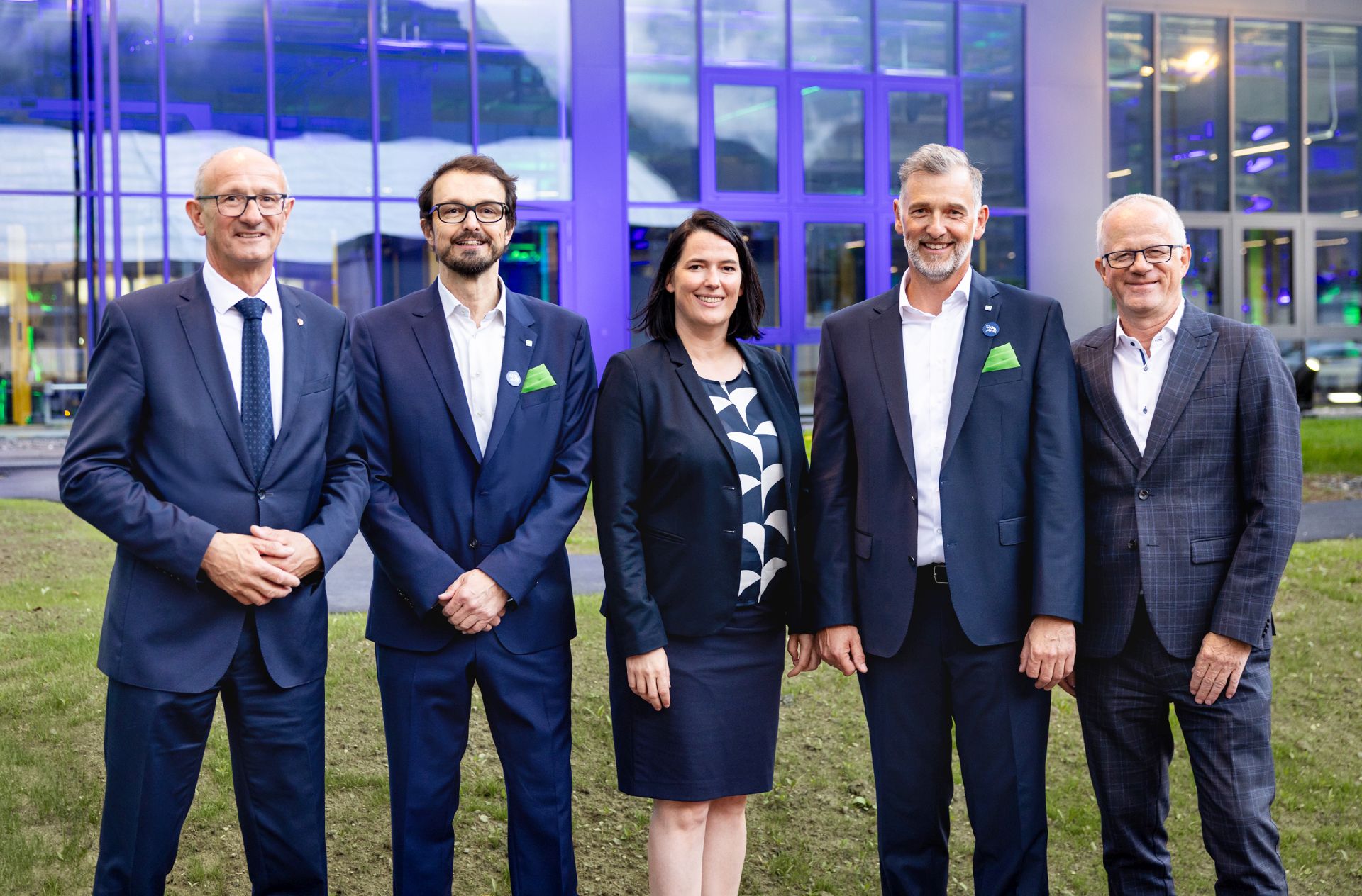 Copyright: hollu / BU: Im Beisein von Tiroler IV-Präsident Max Kloger (re.) und Landeshauptmann Anton Mattle (li.) wurde die neue hollu Produktion von Inhaber Werner Holluschek (2.v.l.), Präsidentin WK Tirol Barbara Thaler (Mitte) und Geschäftsführer Simon Meinschad (2.v.r.) eröffnet.