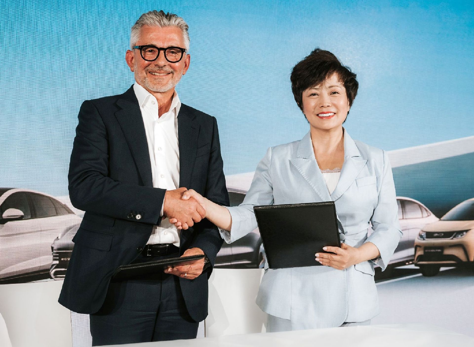 Copyright: BYD / Philipp Lipiarski / BU: Stella Li, Executive Vice President von BYD und Herbert Eibensteiner, CEO der voestalpine AG geben die Kooperation bekannt.