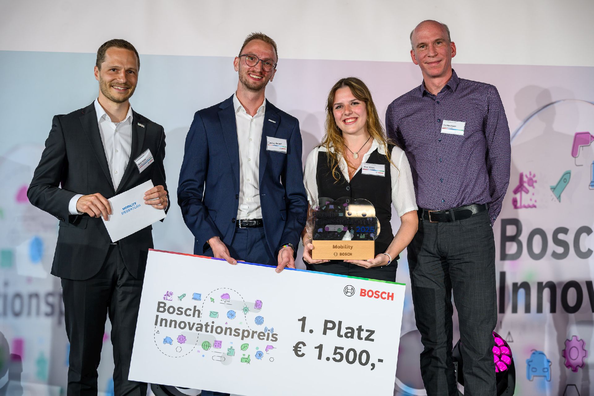 Copyright: Bosch/Gregor Nesvadba / BU: Verleihung des Bosch Innovationspreises 2025 in der Kategorie "Mobility": Juror Martin Riester (Centerleiter der Fraunhofer Austria Research GmbH) und Dominic Rauter (ASFINAG) mit der Gewinnerin Alina Nessel (HTL Klagenfurt Mössingerstraße) sowie Bernhard Grün (Robert Bosch AG) (v.l.)