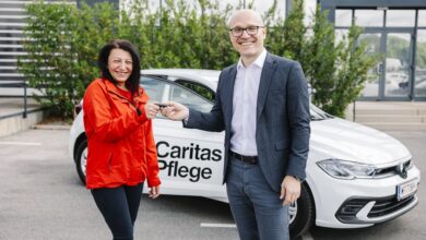 Copyright: Porsche Holding / BU: Die diplomierte Gesundheits- und Krankenpflegerin Vesna Strahinovic übernahm das erste Fahrzeug von Volkswagen Austria Vertriebsleiter Adnan Muratspahic