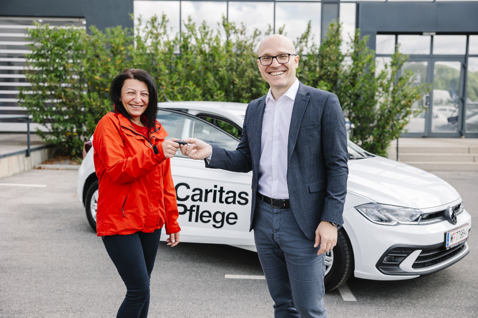 Copyright: Porsche Holding / BU: Die diplomierte Gesundheits- und Krankenpflegerin Vesna Strahinovic übernahm das erste Fahrzeug von Volkswagen Austria Vertriebsleiter Adnan Muratspahic