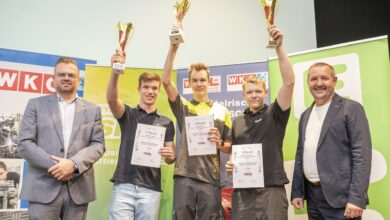 Copyright: Foto Fischer / Siegerehrung beim Landeslehrlingswettbewerb für Kfz Technik in der Steiermark: Landesinnungsmeister-StV. Georg Hauptmann, Dominik Ober (2. Platz), Simon Pierer (1. Platz), Samuel Kirschner (3. Platz) und Landesinnungsmeister Thomas Marichhofer (v.l.)