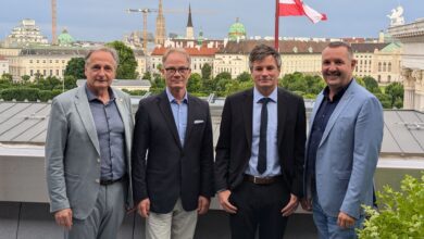 Copyright: Peter Seipel / BU: Bundesinnungsmeister Roman Keglovits-Ackerer, WKO-Referent Andreas Westermeyer, Abgeordneter Wolfgang Moitzi und der stv. Bundesinnungsmeister Thomas Marichhofer beim Gedankenaustausch im Parlament (v.l.).