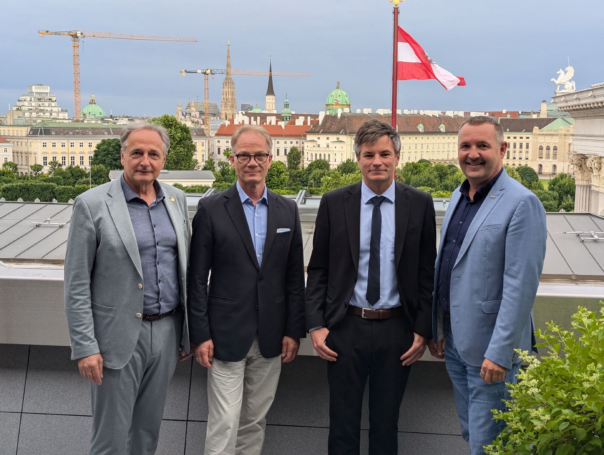 Copyright: Peter Seipel / BU: Bundesinnungsmeister Roman Keglovits-Ackerer, WKO-Referent Andreas Westermeyer, Abgeordneter Wolfgang Moitzi und der stv. Bundesinnungsmeister Thomas Marichhofer beim Gedankenaustausch im Parlament (v.l.).