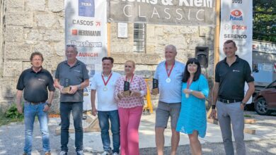 Copyright: Peter Seipel / BU: Siems & Klein Geschäftsführer Martin Brachmann (ganz r.) gratulierte den Siegern der ersten Classic-Rallye des Unternehmens am Harzberg in Bad Vöslau.