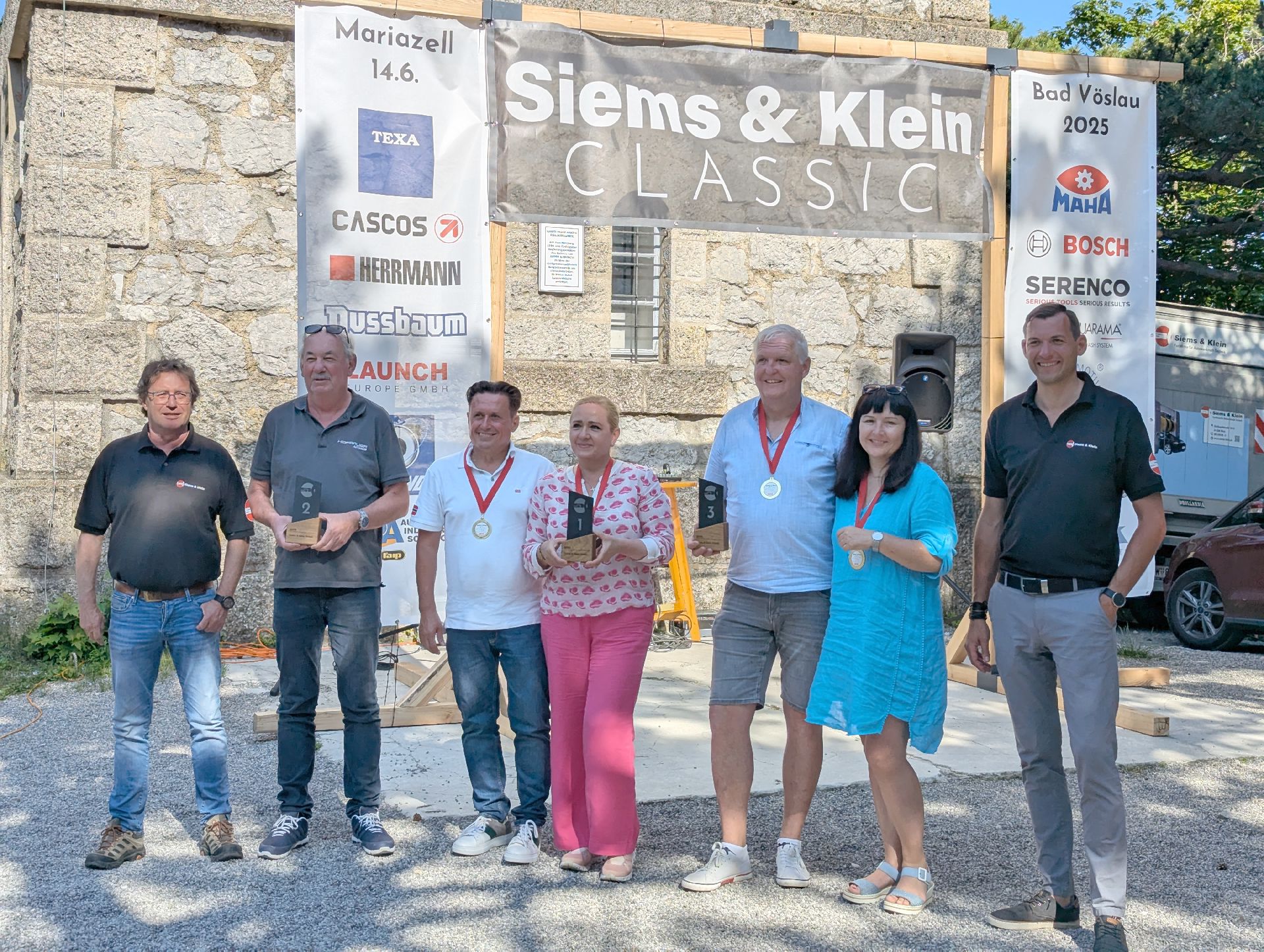 Copyright: Peter Seipel / BU: Siems & Klein Geschäftsführer Martin Brachmann (ganz r.) gratulierte den Siegern der ersten Classic-Rallye des Unternehmens am Harzberg in Bad Vöslau.