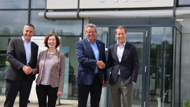 Copyright: Unterberger / BU: Gerald (links) und Dieter Unterberger (rechts) übernehmen den BMW und MINI Servicebetrieb von Karl und Monika Fritz in Pfullendorf.