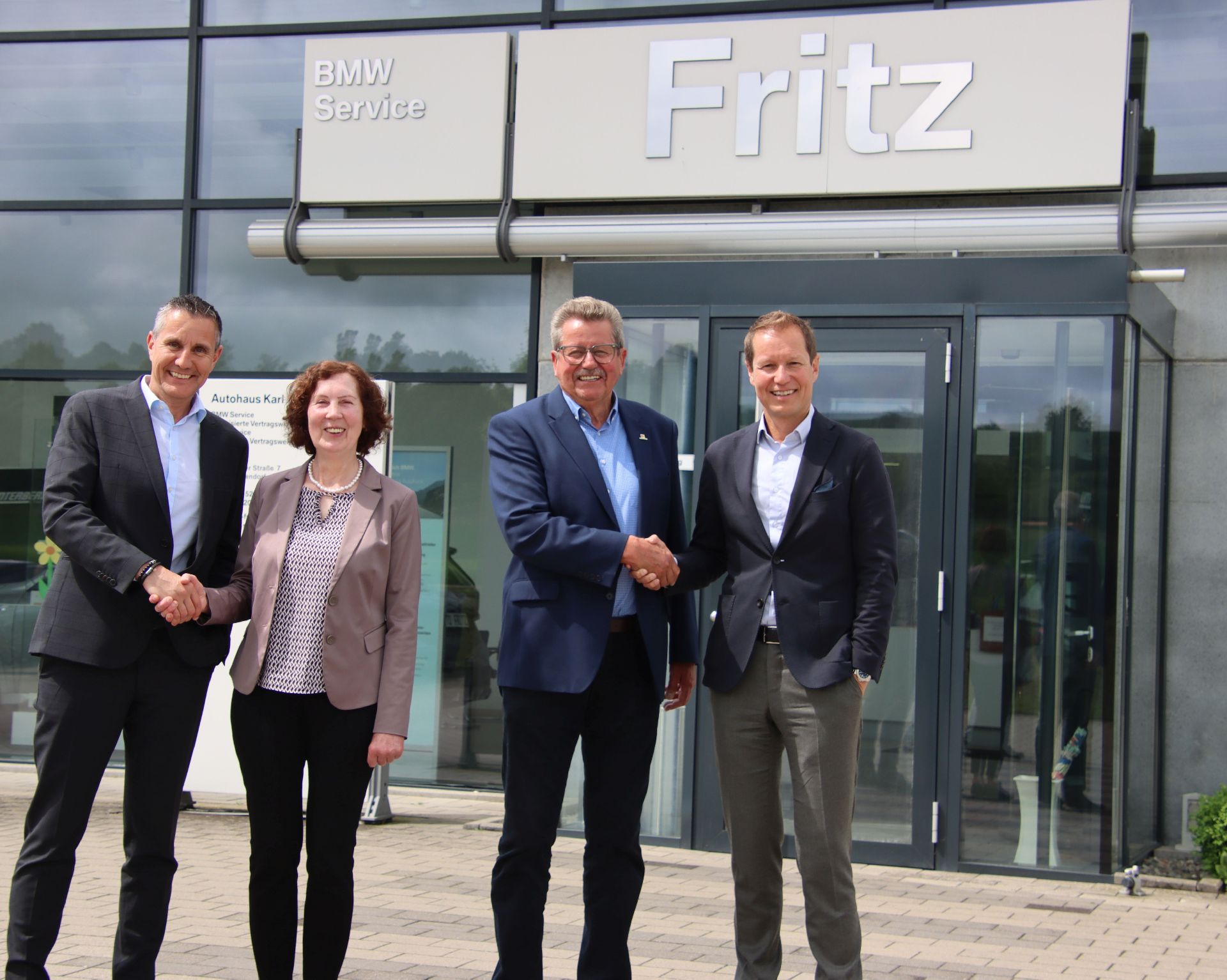 Copyright: Unterberger / BU: Gerald (links) und Dieter Unterberger (rechts) übernehmen den BMW und MINI Servicebetrieb von Karl und Monika Fritz in Pfullendorf.