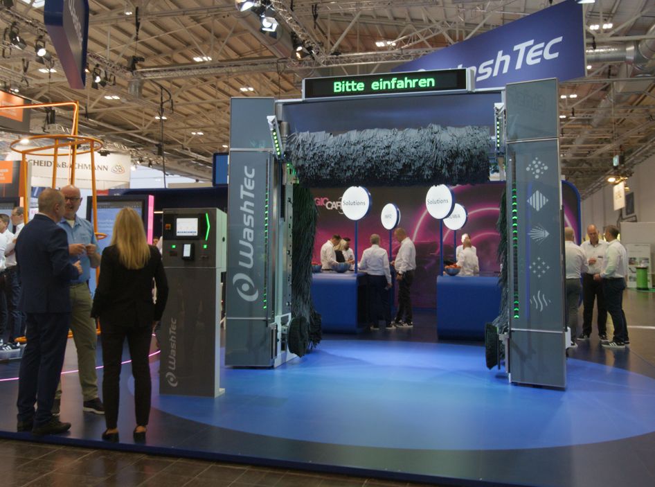 Copyright: Washtec / BU: Washtec präsentierte seine neue Portalwaschanlage SmartCare Connect auf der Fachmesse „Tankstelle und Mittelstand“ in Essen.