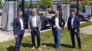 Copyright: Mercedes-Benz / BU: Heimo Aichmaier (GF E.ON Drive Austria GmbH), Drazen Ivancic (Director Insurance & Flexible Products Mercedes-Benz Financial Services Austria GmbH), Michael Springmann (CEO Mercedes-Benz High Power Charging Europe GmbH), Jonas Prudlo (Chief Technology Officer eMobility E.ON Drive GmbH) (v.l.).