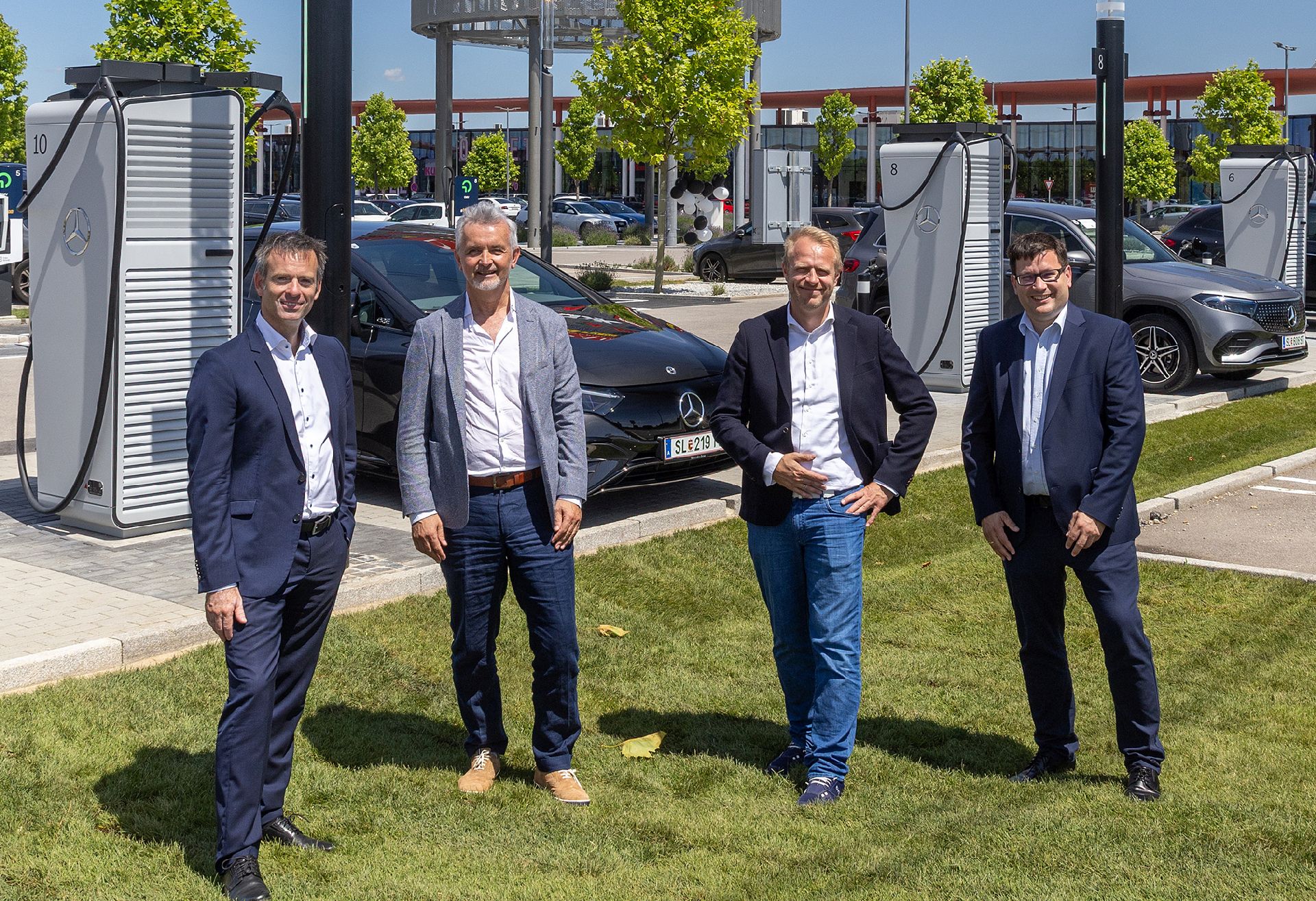 Copyright: Mercedes-Benz / BU: Heimo Aichmaier (GF E.ON Drive Austria GmbH), Drazen Ivancic (Director Insurance & Flexible Products Mercedes-Benz Financial Services Austria GmbH), Michael Springmann (CEO Mercedes-Benz High Power Charging Europe GmbH), Jonas Prudlo (Chief Technology Officer eMobility E.ON Drive GmbH) (v.l.).