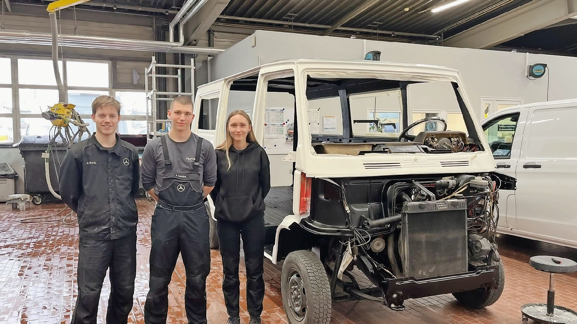 Copyright: Pappas / BU: Die Lehrlinge der Fachwerkstätte für Karosseriebau und Fahrzeugtechnik bei Pappas Wiener Neudorf hauchten einem 37 Jahre alten ausrangierten Feuerwehr-Transporter neues Leben ein.