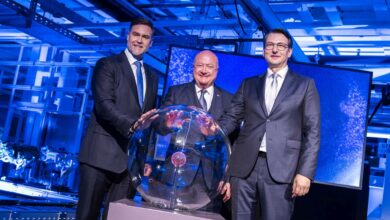 Copyright: BMW Group / BU: Der Initialmoment zum Serienproduktionsstart des E-Antriebs im BMW Group Werk Steyr: Klaus von Moltke, Leiter Motorenproduktion der BMW AG, mit dem österreichischen Bundeskanzler Christian Stocker und Milan Nedeljković, Produktionsvorstand BMW AG (v. l.).