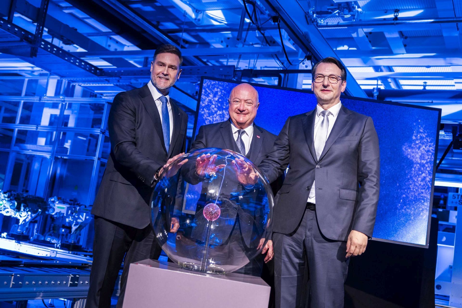 Copyright: BMW Group / BU: Der Initialmoment zum Serienproduktionsstart des E-Antriebs im BMW Group Werk Steyr: Klaus von Moltke, Leiter Motorenproduktion der BMW AG, mit dem österreichischen Bundeskanzler Christian Stocker und Milan Nedeljković, Produktionsvorstand BMW AG (v. l.).
