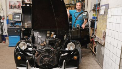 Copyright: Peter Seipel / BU: Stefan Lurf betreut in seiner Werkstatt in Wien Ottakring zwar mit Vorliebe „Enten“, nimmt aber auch andere Oldtimer sowie moderne Fahrzeuge unter seine Fittiche.