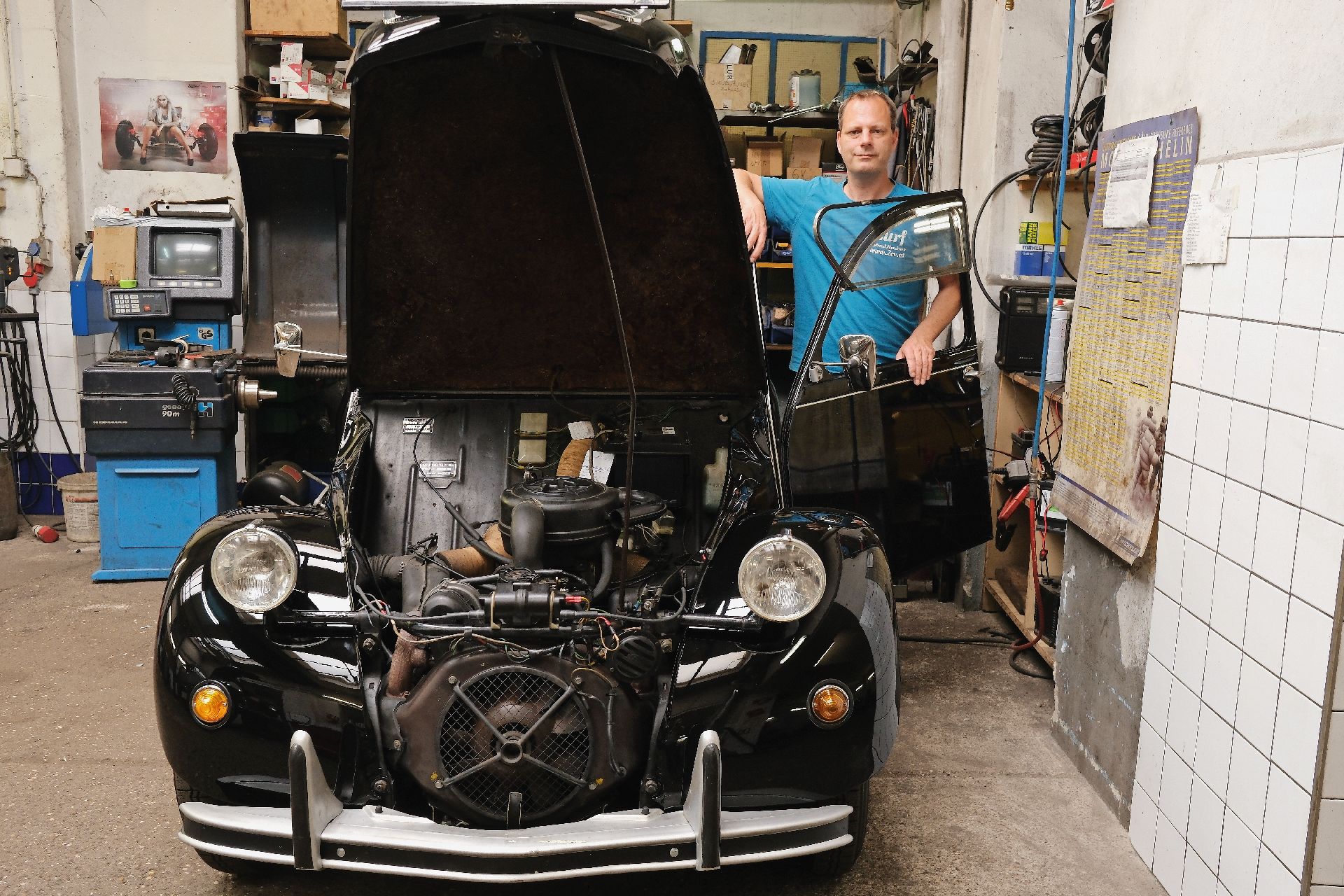 Copyright: Peter Seipel / BU: Stefan Lurf betreut in seiner Werkstatt in Wien Ottakring zwar mit Vorliebe „Enten“, nimmt aber auch andere Oldtimer sowie moderne Fahrzeuge unter seine Fittiche.