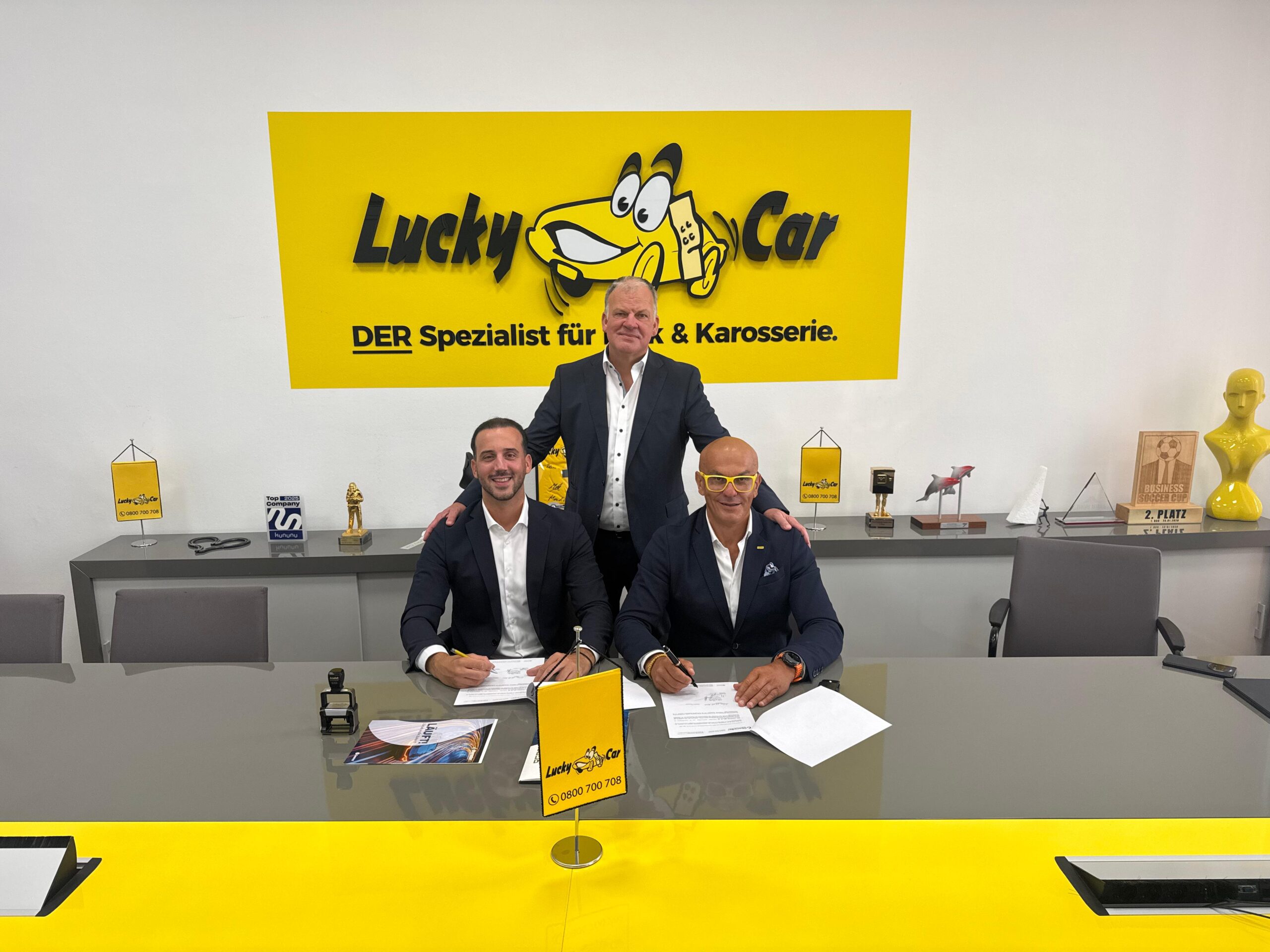 Unterfertigung Lucky Car und Castrol