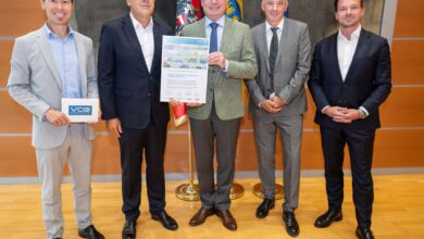 Vier Personen bei einer Preisübergabe