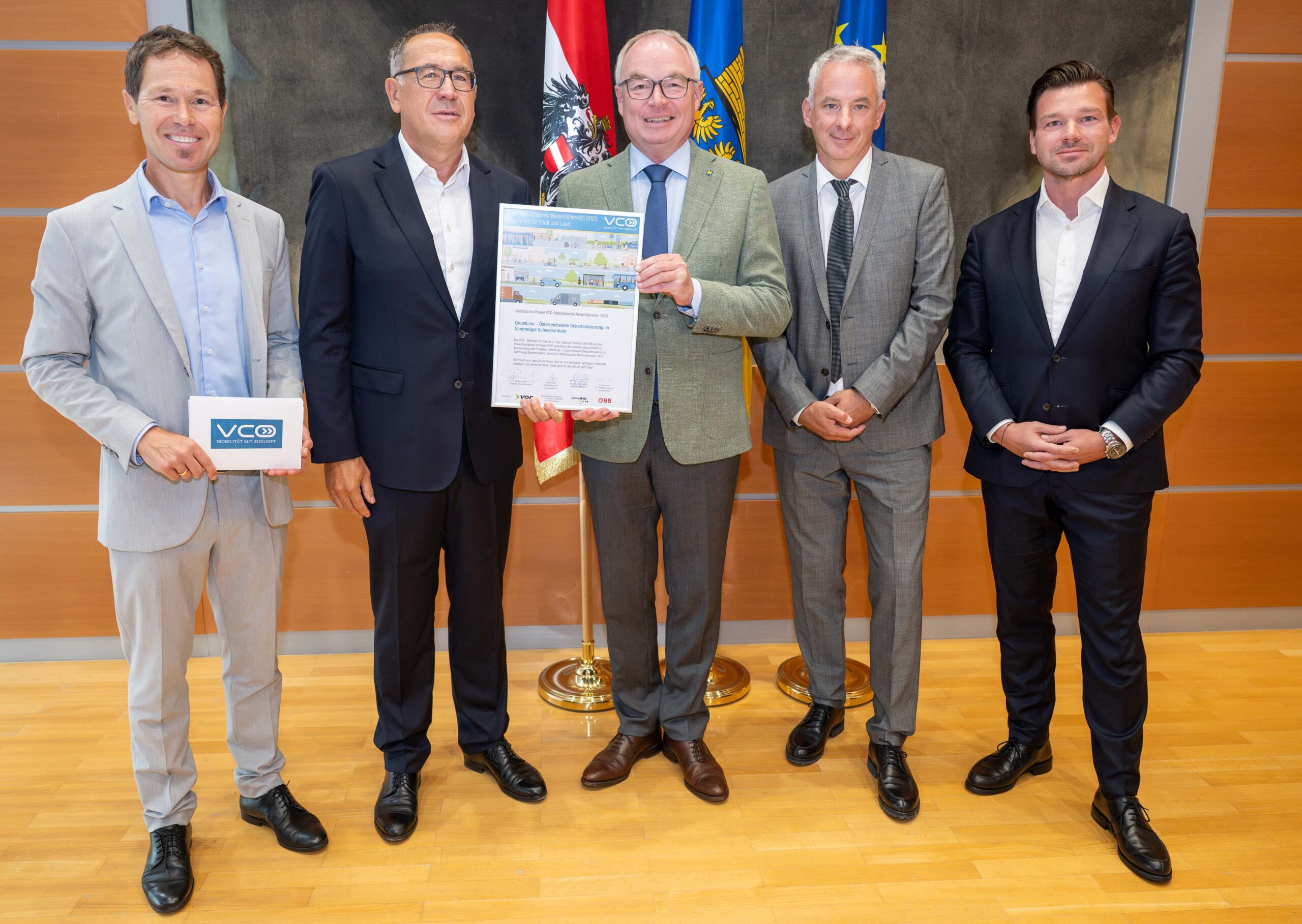 Vier Personen bei einer Preisübergabe