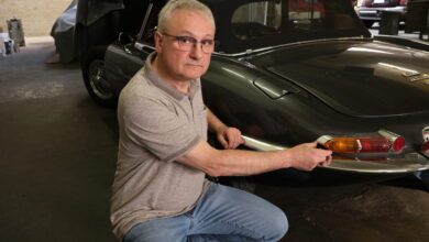 Mechaniker an einem Jaguar E