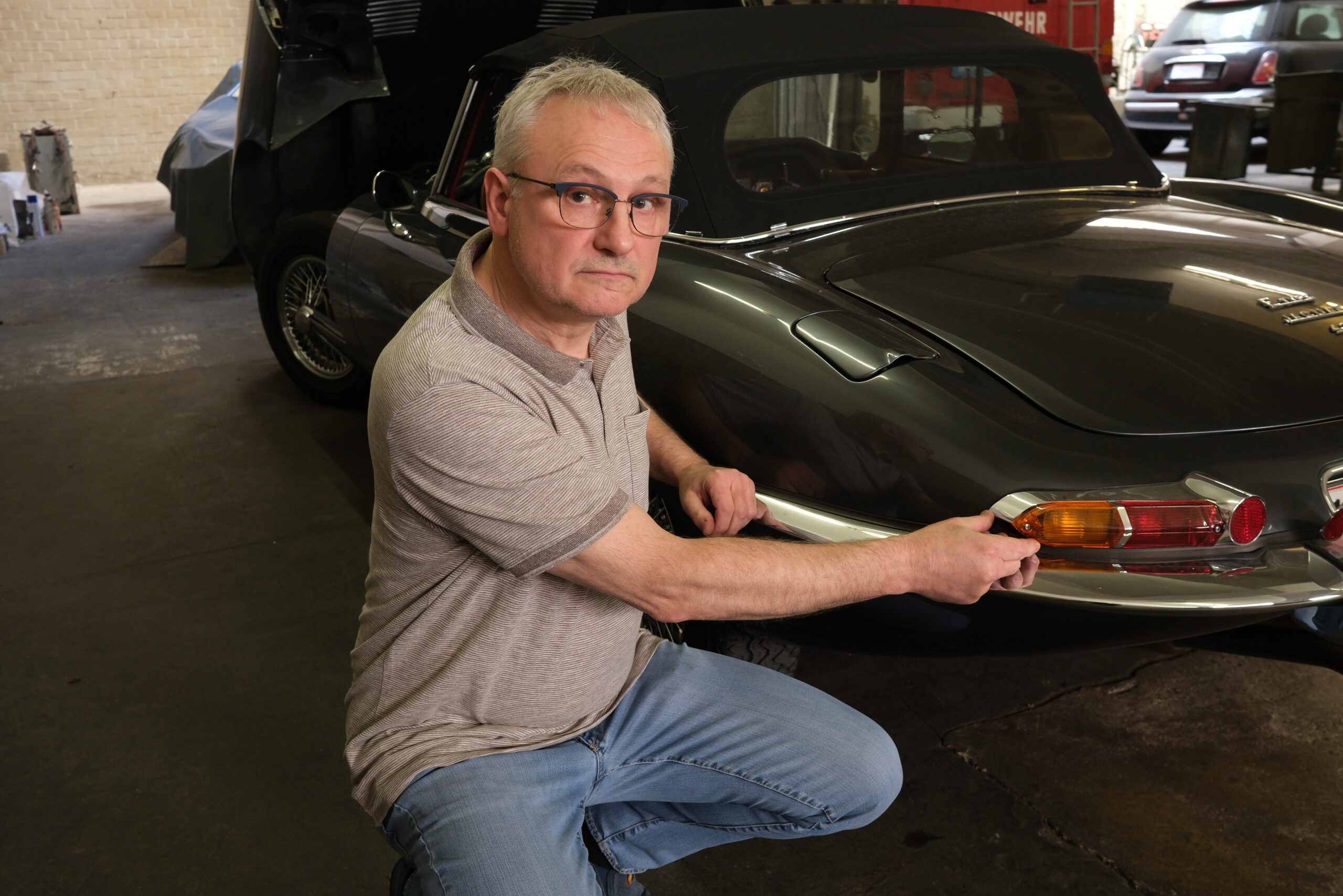 Mechaniker an einem Jaguar E