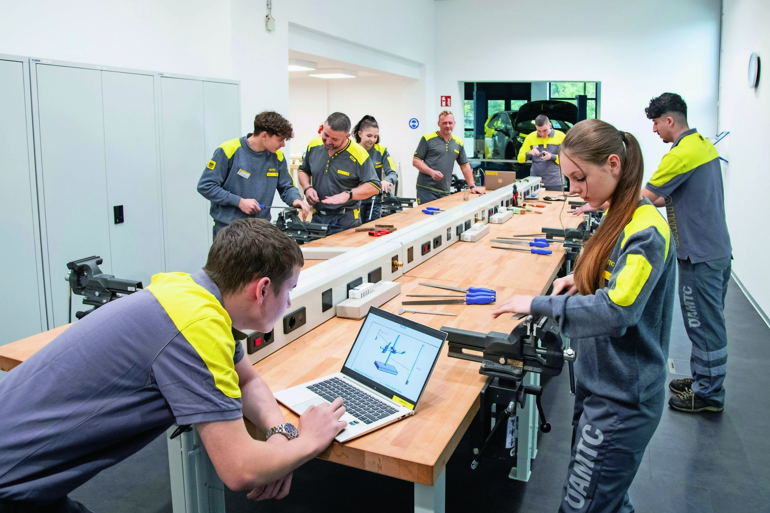In der Lehrwerkstätte des ÖAMTC in Linz wird nicht nur auf fachliche Ausbildung Wert gelegt, sondern auch auf soziale Kompetenzen.