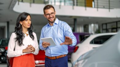 Beratung in einem Autohaus-Schauraum