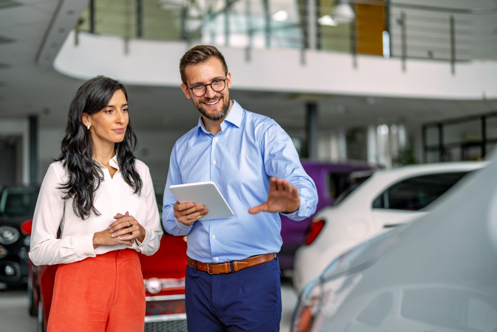 Beratung in einem Autohaus-Schauraum