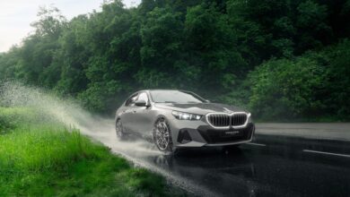 BMW auf nasser Fahrbahn