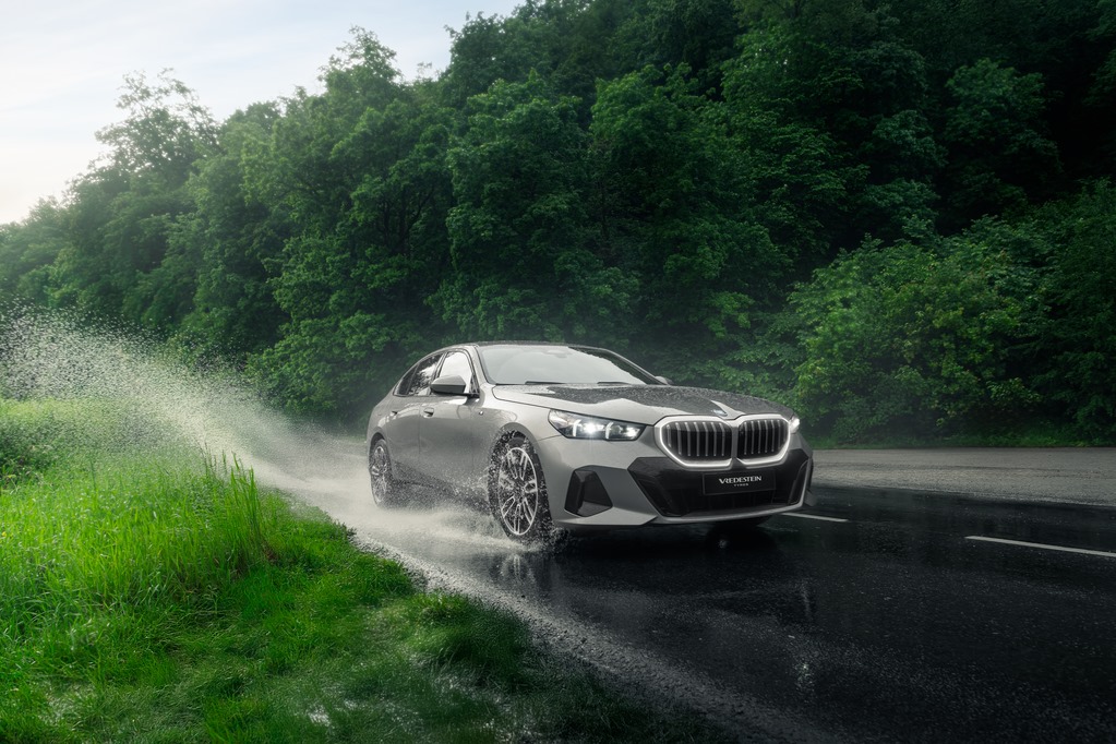 BMW auf nasser Fahrbahn