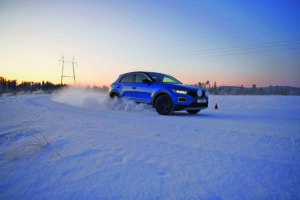 Auto in Winterlandschaft