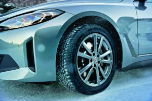 Nahaufnahme eines Vorderreifens eines Autos