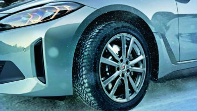 Nahaufnahme eines Vorderreifens eines Autos