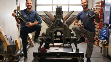 Die Zwillingsbrüder Christoph (l.) und Alexander Eichinger bringen Verbrennungsmotoren jeder beliebigen Größe wieder zum Laufen – hier beispielsweise das Dieselaggregat einer Lokomotive mit 46 Liter Hubraum.