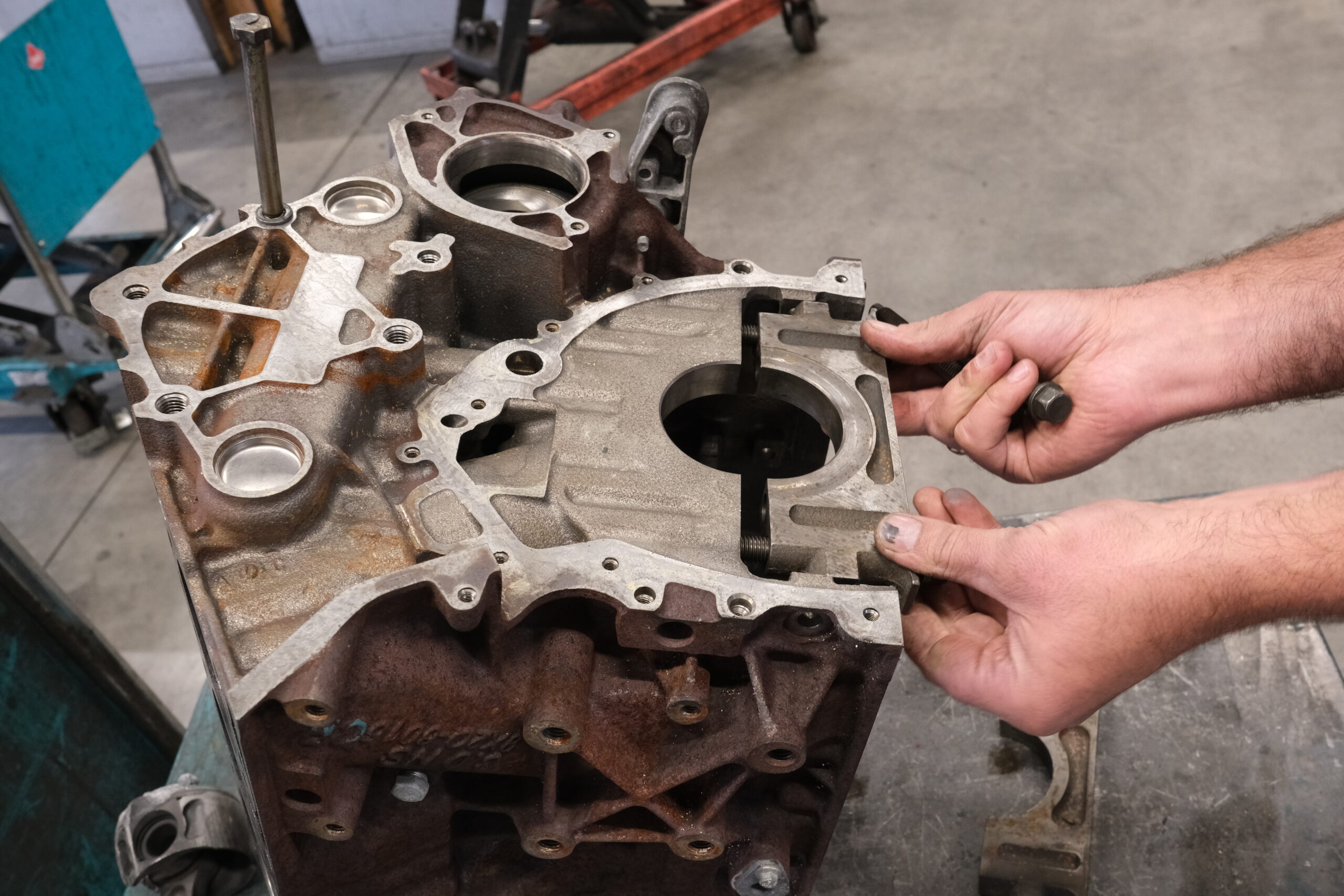 Mit sicherer Hand bringen die Stahlherz-Chirurgen jeden Motor wieder in Gang.