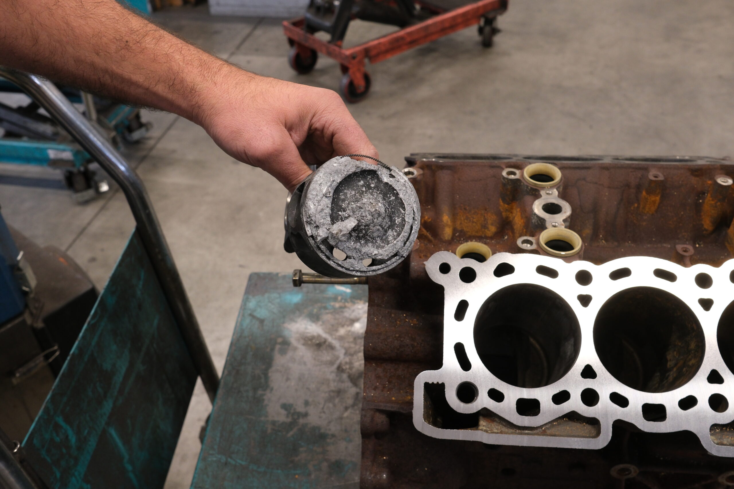 Ein defekter Dieselinjektor verursachte diesen Kolbenschaden im Motor eines Landrover.