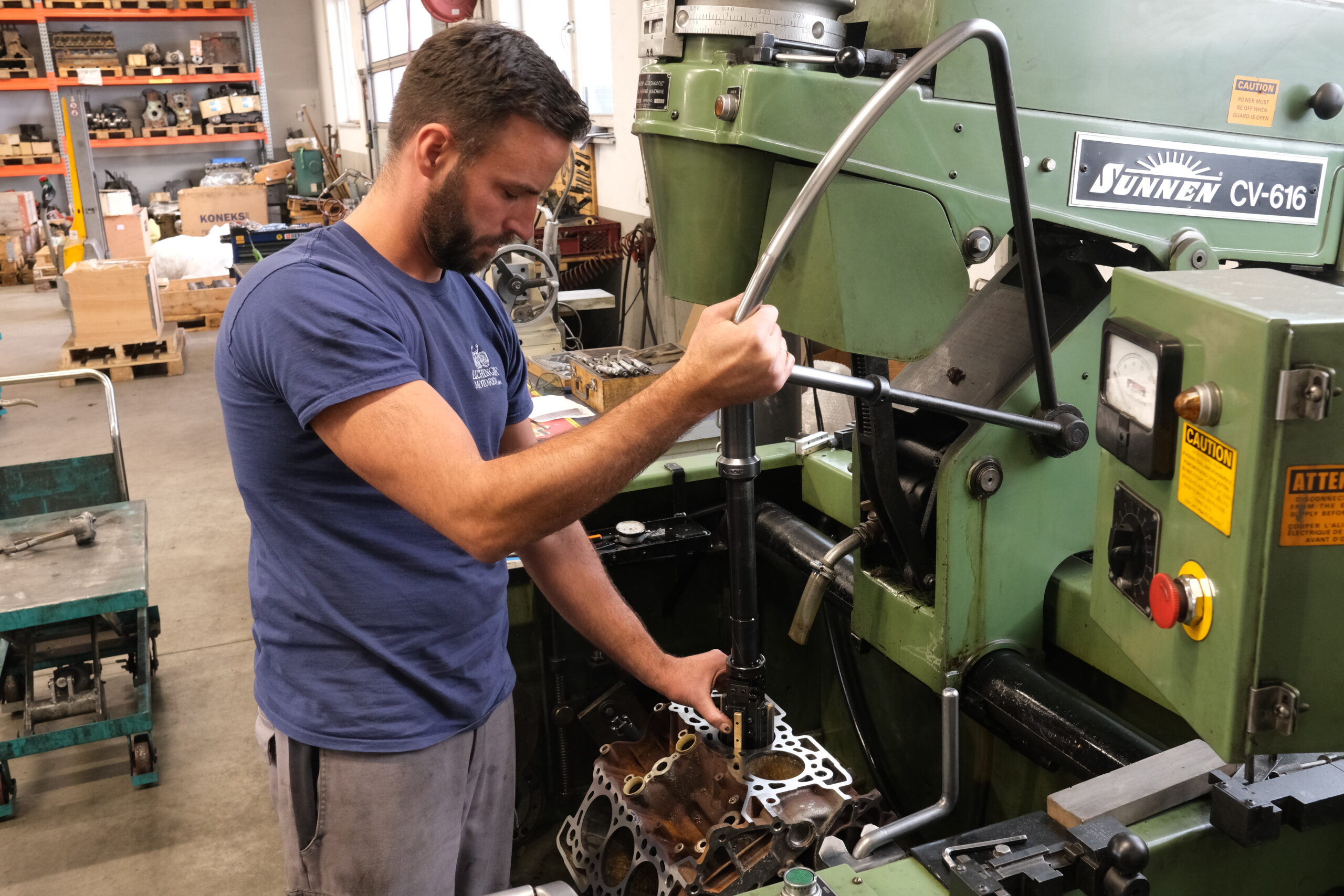 Die Zylinderbohrungen im Motorblock werden mit Spezialwerkzeugen präzise geglättet.