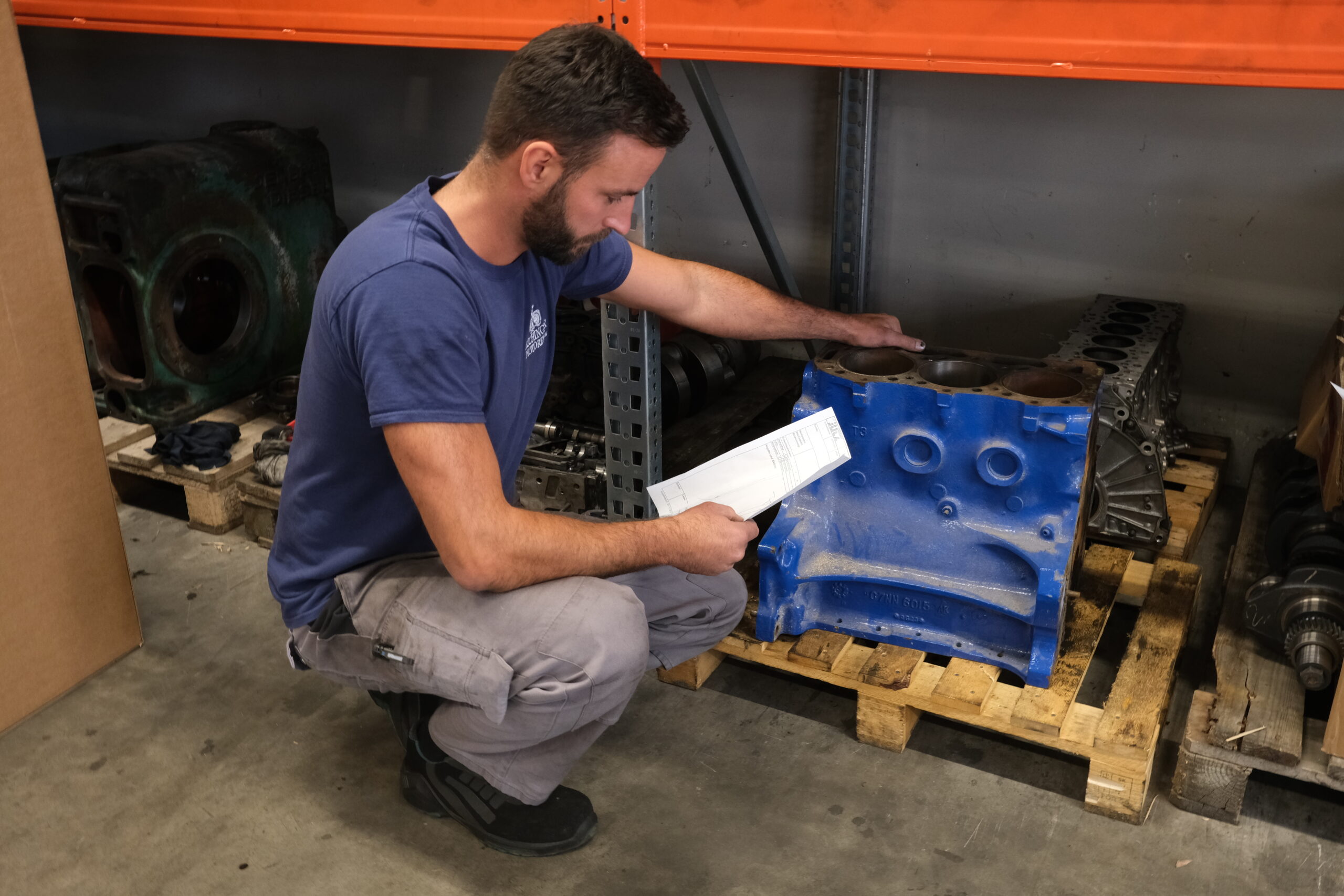 Der Motorblock eines Ford-Traktors wird bei Eichinger für den Renn-Einsatz vorbereitet.